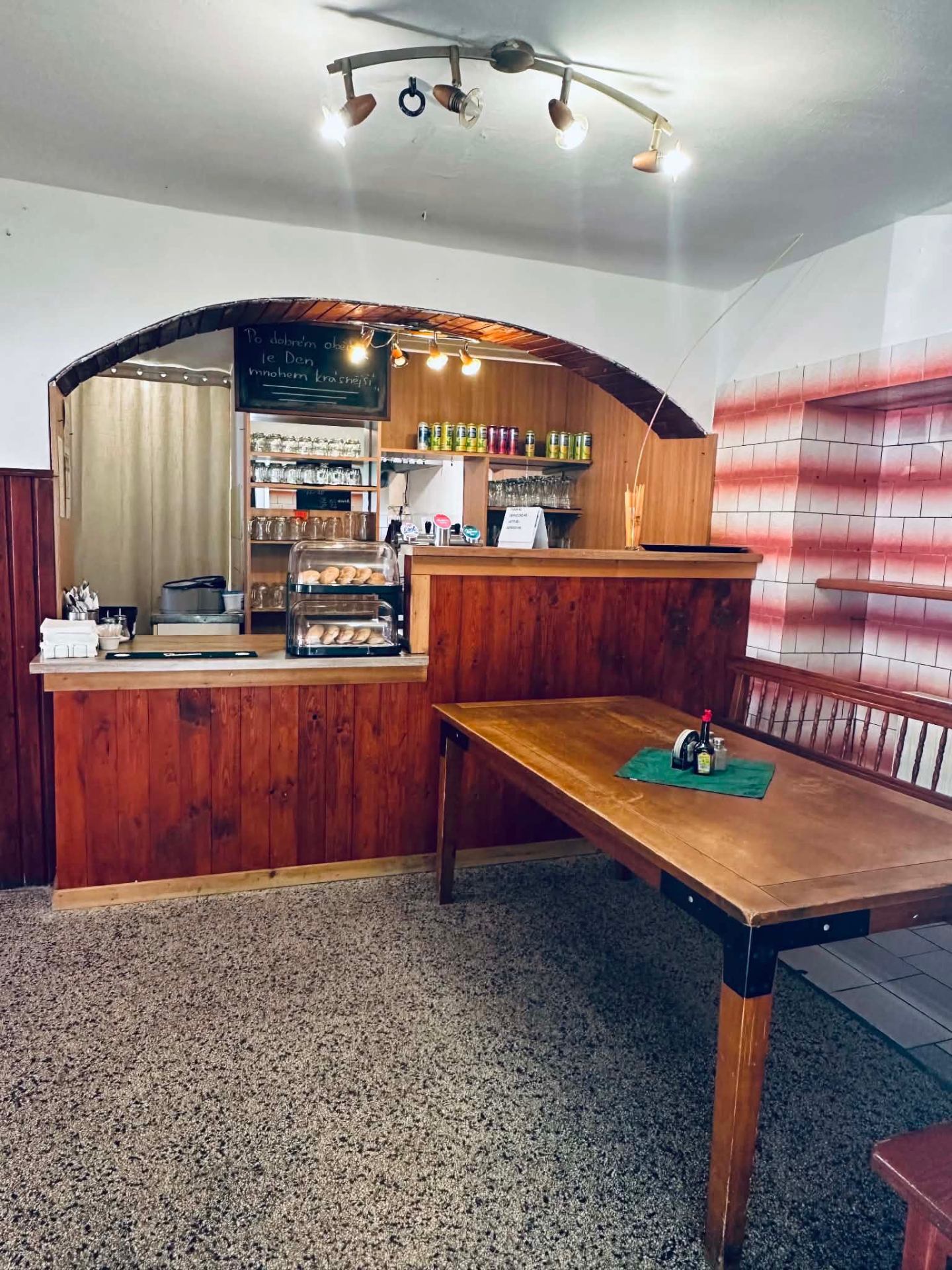 Pohled na bar s pečivem a útulným posezením